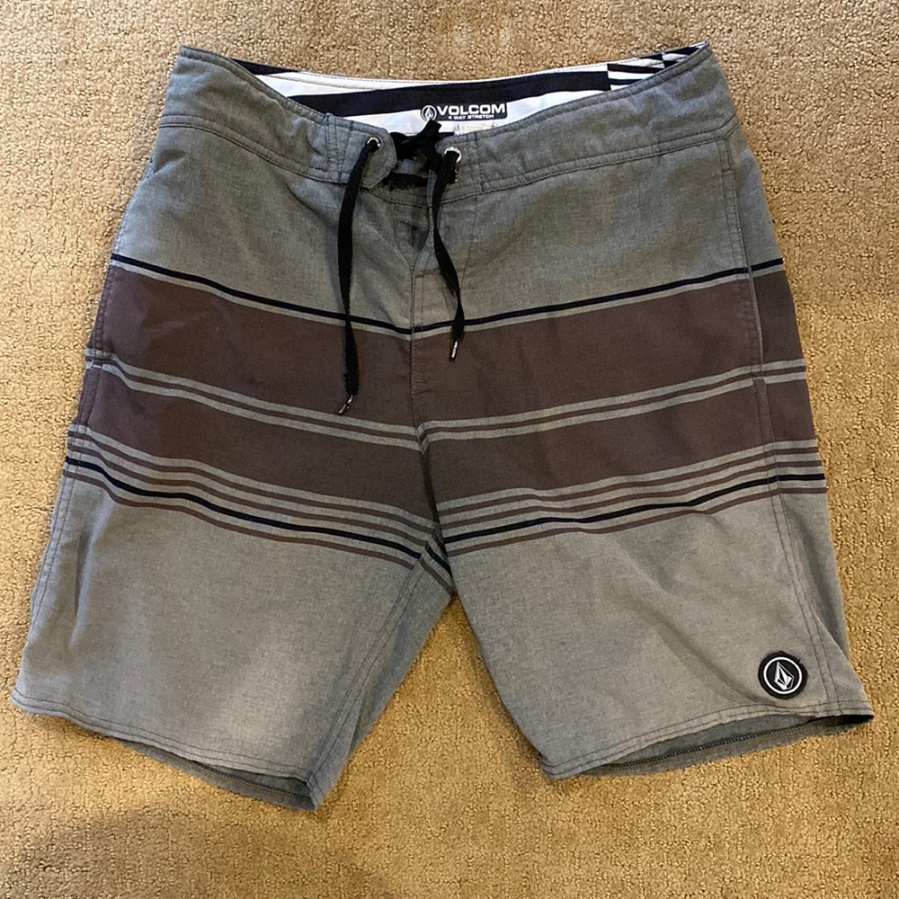 Volcom board shorts 32